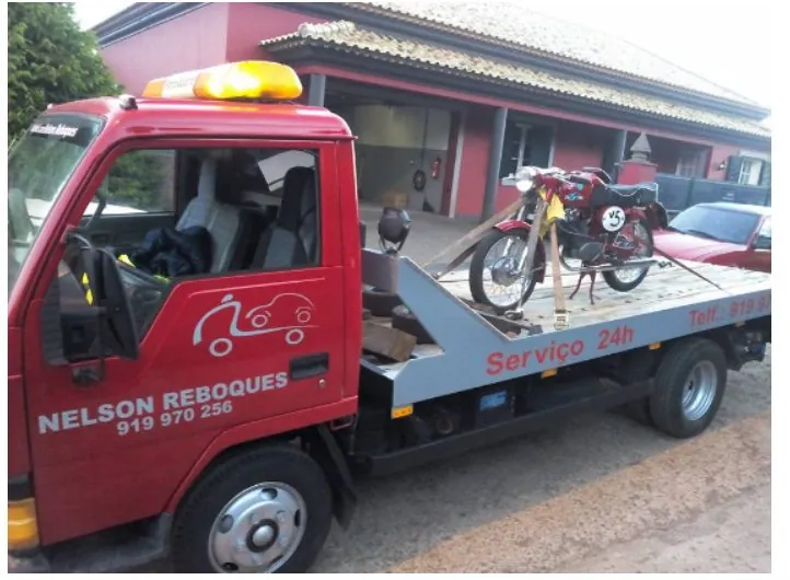Mota antiga transportada num reboque Nelson Reboques