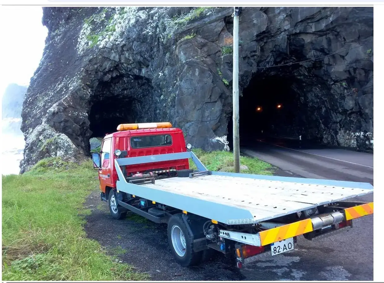 Reboque de plataforma junto a um túnel na estrada
